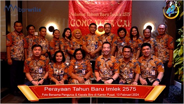 Foto Bersama Pengurus dan Kepala Biro Pada Perayaan Tahun Baru Imlek 2575 di Kantor Pusat BPR Wilis